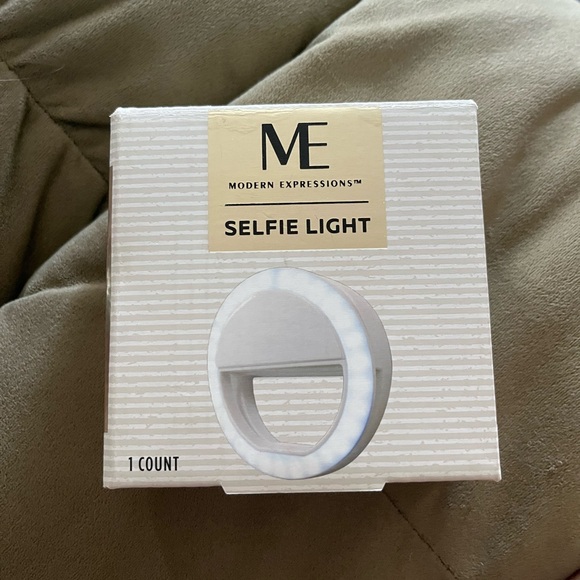 ME Makeover Essentials Other - a selfie light